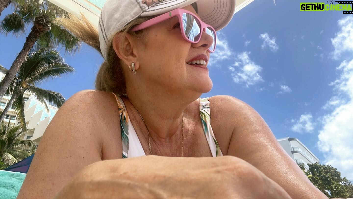 Erika Buenfil Instagram - Hasta la pr贸xima. Cargue pilas. Y a darle!!! Bonito domingo. 馃悾馃惏