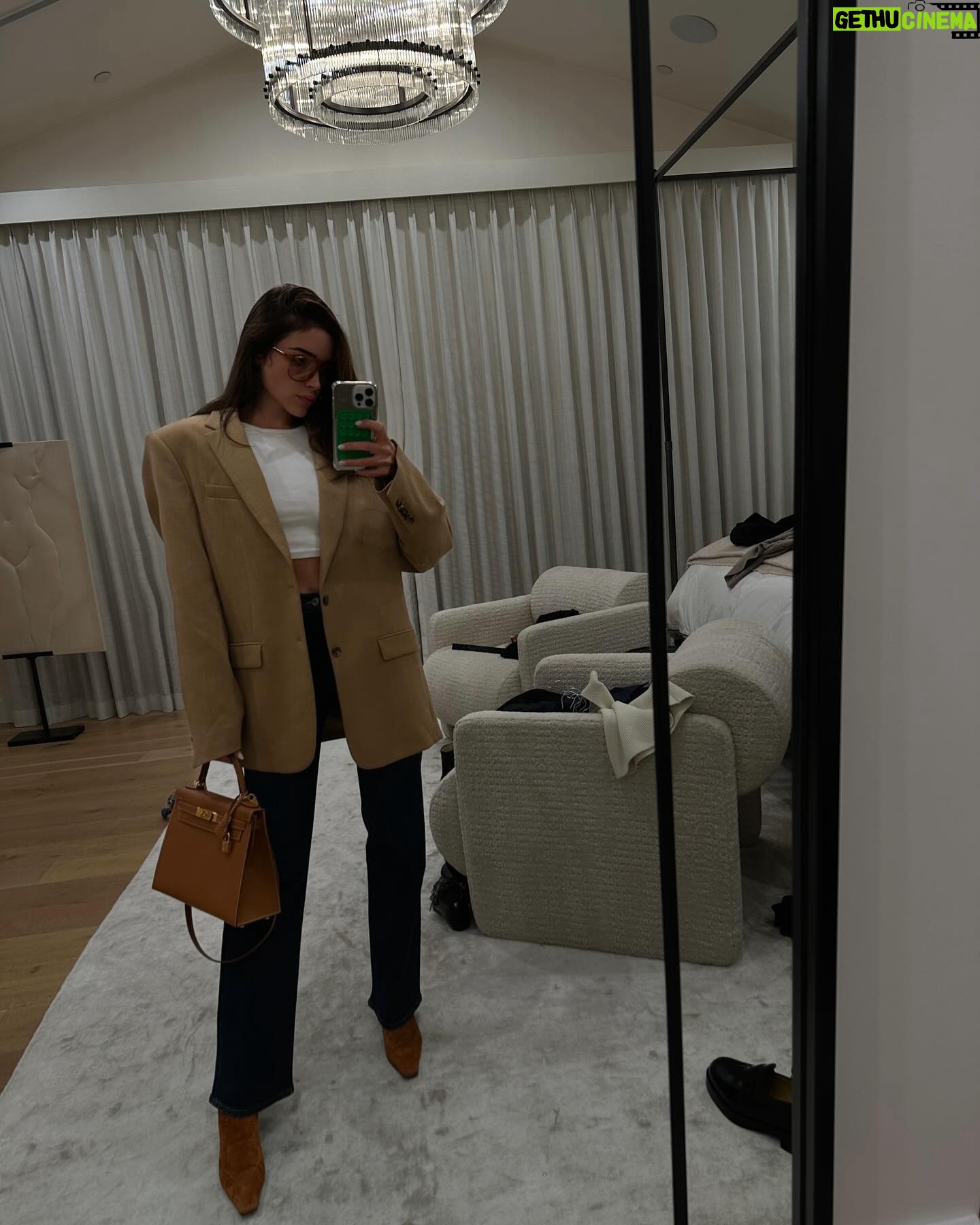 Olivia Culpo Instagram - A lil of a lot ♥️