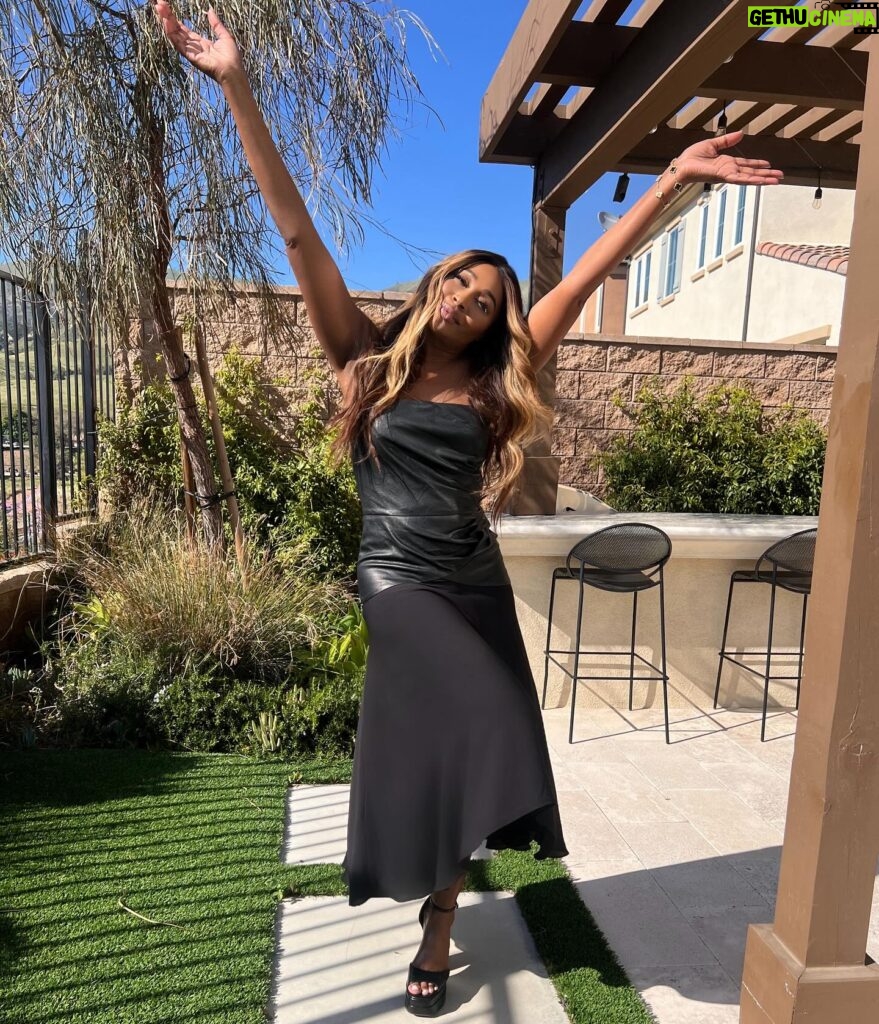 Cynthia Bailey Instagram - happy resurrection day!!!🌺
may God continue to bless all of you and your families.🙏🏽

#heisrisen 
#eastersunday 
#cynthiabailey