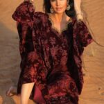 Lamitta Frangieh Instagram - Desert Queen charm by @meathany_boutique 🌙

📸 @karim.rady.photography 
Makeup @lasirenegroup 
.
.
#ramadankareem #desertvibes #jallabiah #lamittafrangieh #queenofdesert🐫 #dubai #oman #saudiarabia #qatar #bahrain #egypt🇪🇬 #iraq