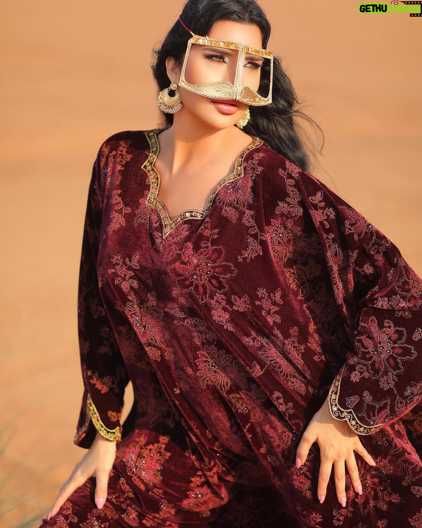 Lamitta Frangieh Instagram - Desert Queen charm by @meathany_boutique 🌙
📸 @karim.rady.photography
Makeup @lasirenegroup
.
.
#ramadankareem #desertvibes #jallabiah #lamittafrangieh #queenofdesert🐫 #dubai #oman #saudiarabia #qatar #bahrain #egypt🇪🇬 #iraq