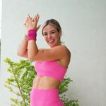 Jésica Cirio Instagram - PIERNAS Y CORE 💥
Fortalecé tus piernas y abs con esta rutina simple y sin elementos, ideal para hacer en tu casa o en el gym. 😉💪🏻

✨RUTINA

▪️Ejercicio 1:
👉🏻 Estocadas dinamicas jack
 ⏱️ 40 segundos de acción/ 20 segundos de descanso (4 pasadas)

▪️Ejercicio 2:
👉🏻 Estocada cruzada   plancha oso
⏱️ 40 segundos de acción/ 20 segundos de descanso (3 pasadas)

▪️Ejercicio 3:
👉🏻 Plancha   rodilla al codo
⏱️ 40 segundos de acción/ 20 segundos de descanso (3 pasadas)

▪️Ejercicio 4:
👉🏻 Sentadillas   extensión 
⏱️ 40 segundos de acción/ 20 segundos de descanso (3 pasadas)

👇🏻Mencioná en comentarios con quién la harías. Si te gustó, guardala y dale ❤️.