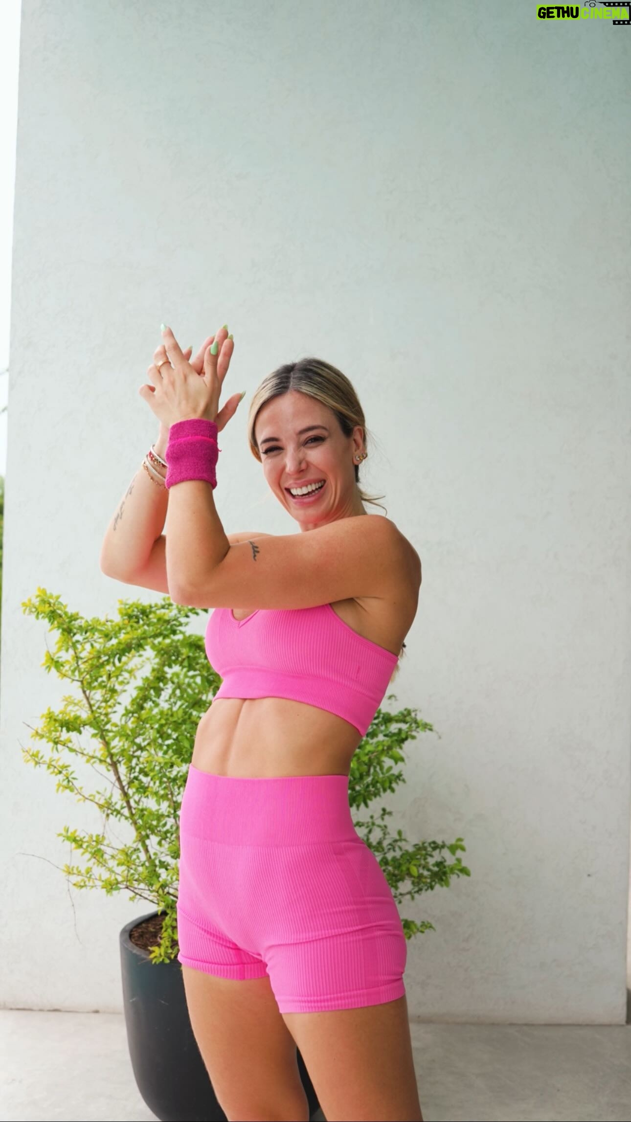 Jésica Cirio Instagram - PIERNAS Y CORE 💥
Fortalecé tus piernas y abs con esta rutina simple y sin elementos, ideal para hacer en tu casa o en el gym. 😉💪🏻
✨RUTINA
▪️Ejercicio 1:
👉🏻 Estocadas dinamicas jack
⏱️ 40 segundos de acción/ 20 segundos de descanso (4 pasadas)
▪️Ejercicio 2:
👉🏻 Estocada cruzada plancha oso
⏱️ 40 segundos de acción/ 20 segundos de descanso (3 pasadas)
▪️Ejercicio 3:
👉🏻 Plancha rodilla al codo
⏱️ 40 segundos de acción/ 20 segundos de descanso (3 pasadas)
▪️Ejercicio 4:
👉🏻 Sentadillas extensión
⏱️ 40 segundos de acción/ 20 segundos de descanso (3 pasadas)
👇🏻Mencioná en comentarios con quién la harías. Si te gustó, guardala y dale ❤️.