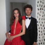 Macarena Achaga Instagram – new dream unlocked ❤️‍🔥 

es que no puedo superar que estuve en los Oscar.. me avasalla pensar en que una noche así, puede cambiarte la vida en tantos sentidos. demás está decir que, aún recuerdo ver mis primeras pelis y soñar con ser esos personajes, con estar frente a una cámara y actuar. recuerdo perfectamente rogarle con 10 años a mi mamá que me lleve (en persona porque aún no existía nada online) a una agencia de comerciales para poder dejar mis fotos (impresas y que algún día les compartiré porque en verdad no tenia yo vergüenza) y al menos tener una probadita de lo que debían sentir en las pelis.. porque por supuesto ser actriz parecía tan lejano que no me animaba ni a soñarlo. corte a: esta noche de ensueño, siendo invitados por la academia con mi compañero indiscutible, nada más y nada menos que del otro lado del mundo donde nací. veo los puntos hacia atrás y no puedo conectarlos, a veces es difícil de creer que esa niña logró construir una carrera de lo que soñaba y que hoy está en esa alfombra roja icónica que parece surreal, conociendo a Emma Stone, hablando de la vida con Eva y comiendo oscares de chocolate!!!!! ..uff… aunque quisiera usar este momento para recordarles que los sueños se materializan, me encuentro escribiendo y teniendo que recordármelo a mi misma! y es que a veces no hace justicia lo poquito del esfuerzo y el trabajo que se ve afuera para contar el ímpetu, el temple, los valores y la constancia qué hay que tener para seguir cumpliendo sueños sobretodo en una industria tan bonita pero tan compleja cómo esta. me voy de esta experiencia dejándome sentir y cambiar por algo tan deseado como esta noche, gracias por un nuevo sueño desbloqueado, gracias por acompañarme en este maratón y gracias por cada mensaje de amor que recibí y que me llenan de ganas de nunca dejar de intentar — ni de soñar ♥️ :) 

pd. prometo que este es el último post de los oscar..por ahora.