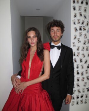 Macarena Achaga Instagram - new dream unlocked ❤️‍🔥 

es que no puedo superar que estuve en los Oscar.. me avasalla pensar en que una noche así, puede cambiarte la vida en tantos sentidos. demás está decir que, aún recuerdo ver mis primeras pelis y soñar con ser esos personajes, con estar frente a una cámara y actuar. recuerdo perfectamente rogarle con 10 años a mi mamá que me lleve (en persona porque aún no existía nada online) a una agencia de comerciales para poder dejar mis fotos (impresas y que algún día les compartiré porque en verdad no tenia yo vergüenza) y al menos tener una probadita de lo que debían sentir en las pelis.. porque por supuesto ser actriz parecía tan lejano que no me animaba ni a soñarlo. corte a: esta noche de ensueño, siendo invitados por la academia con mi compañero indiscutible, nada más y nada menos que del otro lado del mundo donde nací. veo los puntos hacia atrás y no puedo conectarlos, a veces es difícil de creer que esa niña logró construir una carrera de lo que soñaba y que hoy está en esa alfombra roja icónica que parece surreal, conociendo a Emma Stone, hablando de la vida con Eva y comiendo oscares de chocolate!!!!! ..uff… aunque quisiera usar este momento para recordarles que los sueños se materializan, me encuentro escribiendo y teniendo que recordármelo a mi misma! y es que a veces no hace justicia lo poquito del esfuerzo y el trabajo que se ve afuera para contar el ímpetu, el temple, los valores y la constancia qué hay que tener para seguir cumpliendo sueños sobretodo en una industria tan bonita pero tan compleja cómo esta. me voy de esta experiencia dejándome sentir y cambiar por algo tan deseado como esta noche, gracias por un nuevo sueño desbloqueado, gracias por acompañarme en este maratón y gracias por cada mensaje de amor que recibí y que me llenan de ganas de nunca dejar de intentar — ni de soñar ♥️ :) 

pd. prometo que este es el último post de los oscar..por ahora.