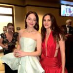 Macarena Achaga Instagram – new dream unlocked ❤️‍🔥 

es que no puedo superar que estuve en los Oscar.. me avasalla pensar en que una noche así, puede cambiarte la vida en tantos sentidos. demás está decir que, aún recuerdo ver mis primeras pelis y soñar con ser esos personajes, con estar frente a una cámara y actuar. recuerdo perfectamente rogarle con 10 años a mi mamá que me lleve (en persona porque aún no existía nada online) a una agencia de comerciales para poder dejar mis fotos (impresas y que algún día les compartiré porque en verdad no tenia yo vergüenza) y al menos tener una probadita de lo que debían sentir en las pelis.. porque por supuesto ser actriz parecía tan lejano que no me animaba ni a soñarlo. corte a: esta noche de ensueño, siendo invitados por la academia con mi compañero indiscutible, nada más y nada menos que del otro lado del mundo donde nací. veo los puntos hacia atrás y no puedo conectarlos, a veces es difícil de creer que esa niña logró construir una carrera de lo que soñaba y que hoy está en esa alfombra roja icónica que parece surreal, conociendo a Emma Stone, hablando de la vida con Eva y comiendo oscares de chocolate!!!!! ..uff… aunque quisiera usar este momento para recordarles que los sueños se materializan, me encuentro escribiendo y teniendo que recordármelo a mi misma! y es que a veces no hace justicia lo poquito del esfuerzo y el trabajo que se ve afuera para contar el ímpetu, el temple, los valores y la constancia qué hay que tener para seguir cumpliendo sueños sobretodo en una industria tan bonita pero tan compleja cómo esta. me voy de esta experiencia dejándome sentir y cambiar por algo tan deseado como esta noche, gracias por un nuevo sueño desbloqueado, gracias por acompañarme en este maratón y gracias por cada mensaje de amor que recibí y que me llenan de ganas de nunca dejar de intentar — ni de soñar ♥️ :) 

pd. prometo que este es el último post de los oscar..por ahora.