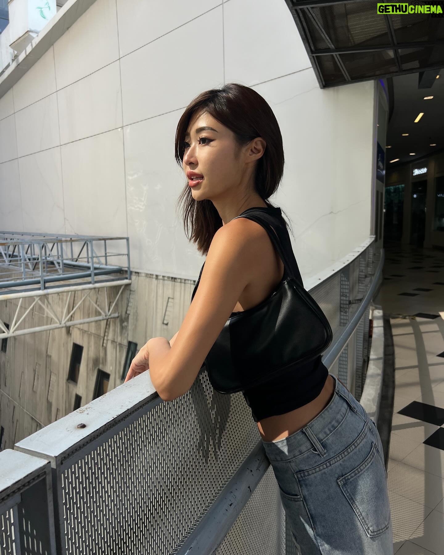 Keerati Mahapreukpong Instagram - บอกคุณหมอ ขอ jawline คมบาดใจ~ 🖤 @labxclinic 🫶🏽