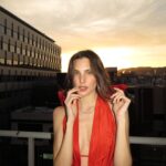 Macarena Achaga Instagram – new dream unlocked ❤️🔥
es que no puedo superar que estuve en los Oscar.. me avasalla pensar en que una noche así, puede cambiarte la vida en tantos sentidos. demás está decir que, aún recuerdo ver mis primeras pelis y soñar con ser esos personajes, con estar frente a una cámara y actuar. recuerdo perfectamente rogarle con 10 años a mi mamá que me lleve (en persona porque aún no existía nada online) a una agencia de comerciales para poder dejar mis fotos (impresas y que algún día les compartiré porque en verdad no tenia yo vergüenza) y al menos tener una probadita de lo que debían sentir en las pelis.. porque por supuesto ser actriz parecía tan lejano que no me animaba ni a soñarlo. corte a: esta noche de ensueño, siendo invitados por la academia con mi compañero indiscutible, nada más y nada menos que del otro lado del mundo donde nací. veo los puntos hacia atrás y no puedo conectarlos, a veces es difícil de creer que esa niña logró construir una carrera de lo que soñaba y que hoy está en esa alfombra roja icónica que parece surreal, conociendo a Emma Stone, hablando de la vida con Eva y comiendo oscares de chocolate!!!!! ..uff… aunque quisiera usar este momento para recordarles que los sueños se materializan, me encuentro escribiendo y teniendo que recordármelo a mi misma! y es que a veces no hace justicia lo poquito del esfuerzo y el trabajo que se ve afuera para contar el ímpetu, el temple, los valores y la constancia qué hay que tener para seguir cumpliendo sueños sobretodo en una industria tan bonita pero tan compleja cómo esta. me voy de esta experiencia dejándome sentir y cambiar por algo tan deseado como esta noche, gracias por un nuevo sueño desbloqueado, gracias por acompañarme en este maratón y gracias por cada mensaje de amor que recibí y que me llenan de ganas de nunca dejar de intentar — ni de soñar ♥️ :)
pd. prometo que este es el último post de los oscar..por ahora.