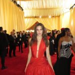 Macarena Achaga Instagram – new dream unlocked ❤️‍🔥 

es que no puedo superar que estuve en los Oscar.. me avasalla pensar en que una noche así, puede cambiarte la vida en tantos sentidos. demás está decir que, aún recuerdo ver mis primeras pelis y soñar con ser esos personajes, con estar frente a una cámara y actuar. recuerdo perfectamente rogarle con 10 años a mi mamá que me lleve (en persona porque aún no existía nada online) a una agencia de comerciales para poder dejar mis fotos (impresas y que algún día les compartiré porque en verdad no tenia yo vergüenza) y al menos tener una probadita de lo que debían sentir en las pelis.. porque por supuesto ser actriz parecía tan lejano que no me animaba ni a soñarlo. corte a: esta noche de ensueño, siendo invitados por la academia con mi compañero indiscutible, nada más y nada menos que del otro lado del mundo donde nací. veo los puntos hacia atrás y no puedo conectarlos, a veces es difícil de creer que esa niña logró construir una carrera de lo que soñaba y que hoy está en esa alfombra roja icónica que parece surreal, conociendo a Emma Stone, hablando de la vida con Eva y comiendo oscares de chocolate!!!!! ..uff… aunque quisiera usar este momento para recordarles que los sueños se materializan, me encuentro escribiendo y teniendo que recordármelo a mi misma! y es que a veces no hace justicia lo poquito del esfuerzo y el trabajo que se ve afuera para contar el ímpetu, el temple, los valores y la constancia qué hay que tener para seguir cumpliendo sueños sobretodo en una industria tan bonita pero tan compleja cómo esta. me voy de esta experiencia dejándome sentir y cambiar por algo tan deseado como esta noche, gracias por un nuevo sueño desbloqueado, gracias por acompañarme en este maratón y gracias por cada mensaje de amor que recibí y que me llenan de ganas de nunca dejar de intentar — ni de soñar ♥️ :) 

pd. prometo que este es el último post de los oscar..por ahora.