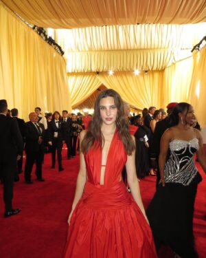 Macarena Achaga Instagram - new dream unlocked ❤️‍🔥 

es que no puedo superar que estuve en los Oscar.. me avasalla pensar en que una noche así, puede cambiarte la vida en tantos sentidos. demás está decir que, aún recuerdo ver mis primeras pelis y soñar con ser esos personajes, con estar frente a una cámara y actuar. recuerdo perfectamente rogarle con 10 años a mi mamá que me lleve (en persona porque aún no existía nada online) a una agencia de comerciales para poder dejar mis fotos (impresas y que algún día les compartiré porque en verdad no tenia yo vergüenza) y al menos tener una probadita de lo que debían sentir en las pelis.. porque por supuesto ser actriz parecía tan lejano que no me animaba ni a soñarlo. corte a: esta noche de ensueño, siendo invitados por la academia con mi compañero indiscutible, nada más y nada menos que del otro lado del mundo donde nací. veo los puntos hacia atrás y no puedo conectarlos, a veces es difícil de creer que esa niña logró construir una carrera de lo que soñaba y que hoy está en esa alfombra roja icónica que parece surreal, conociendo a Emma Stone, hablando de la vida con Eva y comiendo oscares de chocolate!!!!! ..uff… aunque quisiera usar este momento para recordarles que los sueños se materializan, me encuentro escribiendo y teniendo que recordármelo a mi misma! y es que a veces no hace justicia lo poquito del esfuerzo y el trabajo que se ve afuera para contar el ímpetu, el temple, los valores y la constancia qué hay que tener para seguir cumpliendo sueños sobretodo en una industria tan bonita pero tan compleja cómo esta. me voy de esta experiencia dejándome sentir y cambiar por algo tan deseado como esta noche, gracias por un nuevo sueño desbloqueado, gracias por acompañarme en este maratón y gracias por cada mensaje de amor que recibí y que me llenan de ganas de nunca dejar de intentar — ni de soñar ♥️ :) 

pd. prometo que este es el último post de los oscar..por ahora.