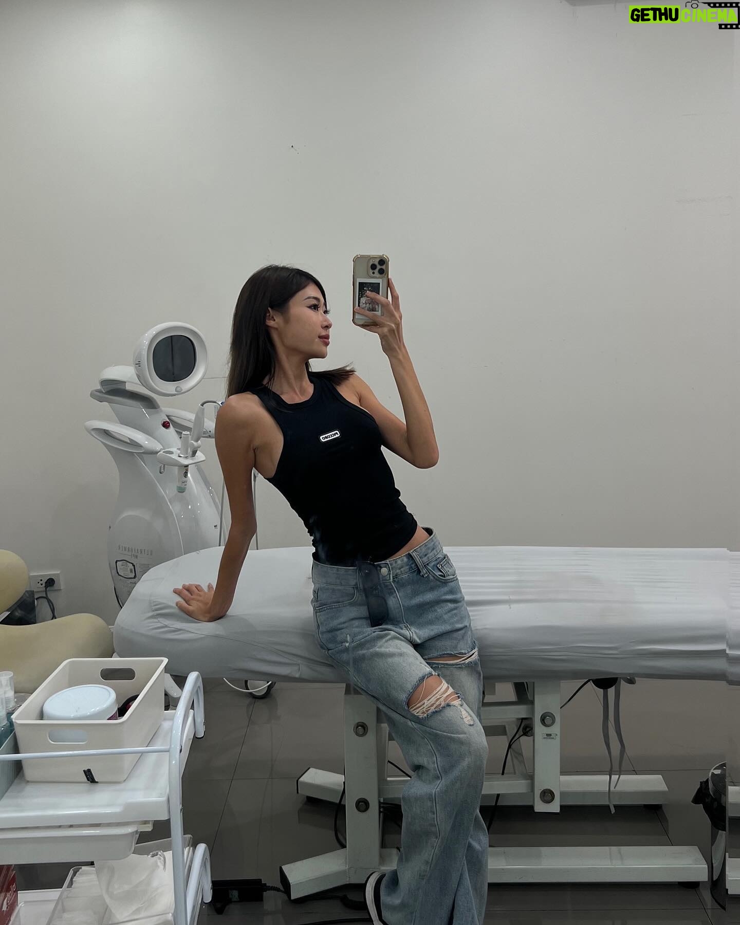 Keerati Mahapreukpong Instagram - บอกคุณหมอ ขอ jawline คมบาดใจ~ 🖤 @labxclinic 🫶🏽