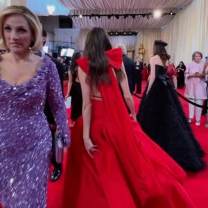 Macarena Achaga Instagram - new dream unlocked ❤️‍🔥 

es que no puedo superar que estuve en los Oscar.. me avasalla pensar en que una noche así, puede cambiarte la vida en tantos sentidos. demás está decir que, aún recuerdo ver mis primeras pelis y soñar con ser esos personajes, con estar frente a una cámara y actuar. recuerdo perfectamente rogarle con 10 años a mi mamá que me lleve (en persona porque aún no existía nada online) a una agencia de comerciales para poder dejar mis fotos (impresas y que algún día les compartiré porque en verdad no tenia yo vergüenza) y al menos tener una probadita de lo que debían sentir en las pelis.. porque por supuesto ser actriz parecía tan lejano que no me animaba ni a soñarlo. corte a: esta noche de ensueño, siendo invitados por la academia con mi compañero indiscutible, nada más y nada menos que del otro lado del mundo donde nací. veo los puntos hacia atrás y no puedo conectarlos, a veces es difícil de creer que esa niña logró construir una carrera de lo que soñaba y que hoy está en esa alfombra roja icónica que parece surreal, conociendo a Emma Stone, hablando de la vida con Eva y comiendo oscares de chocolate!!!!! ..uff… aunque quisiera usar este momento para recordarles que los sueños se materializan, me encuentro escribiendo y teniendo que recordármelo a mi misma! y es que a veces no hace justicia lo poquito del esfuerzo y el trabajo que se ve afuera para contar el ímpetu, el temple, los valores y la constancia qué hay que tener para seguir cumpliendo sueños sobretodo en una industria tan bonita pero tan compleja cómo esta. me voy de esta experiencia dejándome sentir y cambiar por algo tan deseado como esta noche, gracias por un nuevo sueño desbloqueado, gracias por acompañarme en este maratón y gracias por cada mensaje de amor que recibí y que me llenan de ganas de nunca dejar de intentar — ni de soñar ♥️ :) 

pd. prometo que este es el último post de los oscar..por ahora.