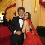 Macarena Achaga Instagram - new dream unlocked ❤️‍🔥 

es que no puedo superar que estuve en los Oscar.. me avasalla pensar en que una noche así, puede cambiarte la vida en tantos sentidos. demás está decir que, aún recuerdo ver mis primeras pelis y soñar con ser esos personajes, con estar frente a una cámara y actuar. recuerdo perfectamente rogarle con 10 años a mi mamá que me lleve (en persona porque aún no existía nada online) a una agencia de comerciales para poder dejar mis fotos (impresas y que algún día les compartiré porque en verdad no tenia yo vergüenza) y al menos tener una probadita de lo que debían sentir en las pelis.. porque por supuesto ser actriz parecía tan lejano que no me animaba ni a soñarlo. corte a: esta noche de ensueño, siendo invitados por la academia con mi compañero indiscutible, nada más y nada menos que del otro lado del mundo donde nací. veo los puntos hacia atrás y no puedo conectarlos, a veces es difícil de creer que esa niña logró construir una carrera de lo que soñaba y que hoy está en esa alfombra roja icónica que parece surreal, conociendo a Emma Stone, hablando de la vida con Eva y comiendo oscares de chocolate!!!!! ..uff… aunque quisiera usar este momento para recordarles que los sueños se materializan, me encuentro escribiendo y teniendo que recordármelo a mi misma! y es que a veces no hace justicia lo poquito del esfuerzo y el trabajo que se ve afuera para contar el ímpetu, el temple, los valores y la constancia qué hay que tener para seguir cumpliendo sueños sobretodo en una industria tan bonita pero tan compleja cómo esta. me voy de esta experiencia dejándome sentir y cambiar por algo tan deseado como esta noche, gracias por un nuevo sueño desbloqueado, gracias por acompañarme en este maratón y gracias por cada mensaje de amor que recibí y que me llenan de ganas de nunca dejar de intentar — ni de soñar ♥️ :) 

pd. prometo que este es el último post de los oscar..por ahora.