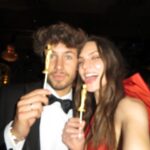 Macarena Achaga Instagram – new dream unlocked ❤️‍🔥 

es que no puedo superar que estuve en los Oscar.. me avasalla pensar en que una noche así, puede cambiarte la vida en tantos sentidos. demás está decir que, aún recuerdo ver mis primeras pelis y soñar con ser esos personajes, con estar frente a una cámara y actuar. recuerdo perfectamente rogarle con 10 años a mi mamá que me lleve (en persona porque aún no existía nada online) a una agencia de comerciales para poder dejar mis fotos (impresas y que algún día les compartiré porque en verdad no tenia yo vergüenza) y al menos tener una probadita de lo que debían sentir en las pelis.. porque por supuesto ser actriz parecía tan lejano que no me animaba ni a soñarlo. corte a: esta noche de ensueño, siendo invitados por la academia con mi compañero indiscutible, nada más y nada menos que del otro lado del mundo donde nací. veo los puntos hacia atrás y no puedo conectarlos, a veces es difícil de creer que esa niña logró construir una carrera de lo que soñaba y que hoy está en esa alfombra roja icónica que parece surreal, conociendo a Emma Stone, hablando de la vida con Eva y comiendo oscares de chocolate!!!!! ..uff… aunque quisiera usar este momento para recordarles que los sueños se materializan, me encuentro escribiendo y teniendo que recordármelo a mi misma! y es que a veces no hace justicia lo poquito del esfuerzo y el trabajo que se ve afuera para contar el ímpetu, el temple, los valores y la constancia qué hay que tener para seguir cumpliendo sueños sobretodo en una industria tan bonita pero tan compleja cómo esta. me voy de esta experiencia dejándome sentir y cambiar por algo tan deseado como esta noche, gracias por un nuevo sueño desbloqueado, gracias por acompañarme en este maratón y gracias por cada mensaje de amor que recibí y que me llenan de ganas de nunca dejar de intentar — ni de soñar ♥️ :) 

pd. prometo que este es el último post de los oscar..por ahora.