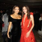 Macarena Achaga Instagram – new dream unlocked ❤️‍🔥 

es que no puedo superar que estuve en los Oscar.. me avasalla pensar en que una noche así, puede cambiarte la vida en tantos sentidos. demás está decir que, aún recuerdo ver mis primeras pelis y soñar con ser esos personajes, con estar frente a una cámara y actuar. recuerdo perfectamente rogarle con 10 años a mi mamá que me lleve (en persona porque aún no existía nada online) a una agencia de comerciales para poder dejar mis fotos (impresas y que algún día les compartiré porque en verdad no tenia yo vergüenza) y al menos tener una probadita de lo que debían sentir en las pelis.. porque por supuesto ser actriz parecía tan lejano que no me animaba ni a soñarlo. corte a: esta noche de ensueño, siendo invitados por la academia con mi compañero indiscutible, nada más y nada menos que del otro lado del mundo donde nací. veo los puntos hacia atrás y no puedo conectarlos, a veces es difícil de creer que esa niña logró construir una carrera de lo que soñaba y que hoy está en esa alfombra roja icónica que parece surreal, conociendo a Emma Stone, hablando de la vida con Eva y comiendo oscares de chocolate!!!!! ..uff… aunque quisiera usar este momento para recordarles que los sueños se materializan, me encuentro escribiendo y teniendo que recordármelo a mi misma! y es que a veces no hace justicia lo poquito del esfuerzo y el trabajo que se ve afuera para contar el ímpetu, el temple, los valores y la constancia qué hay que tener para seguir cumpliendo sueños sobretodo en una industria tan bonita pero tan compleja cómo esta. me voy de esta experiencia dejándome sentir y cambiar por algo tan deseado como esta noche, gracias por un nuevo sueño desbloqueado, gracias por acompañarme en este maratón y gracias por cada mensaje de amor que recibí y que me llenan de ganas de nunca dejar de intentar — ni de soñar ♥️ :) 

pd. prometo que este es el último post de los oscar..por ahora.