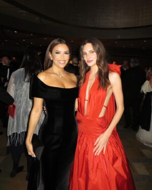 Macarena Achaga Instagram - new dream unlocked ❤️‍🔥 

es que no puedo superar que estuve en los Oscar.. me avasalla pensar en que una noche así, puede cambiarte la vida en tantos sentidos. demás está decir que, aún recuerdo ver mis primeras pelis y soñar con ser esos personajes, con estar frente a una cámara y actuar. recuerdo perfectamente rogarle con 10 años a mi mamá que me lleve (en persona porque aún no existía nada online) a una agencia de comerciales para poder dejar mis fotos (impresas y que algún día les compartiré porque en verdad no tenia yo vergüenza) y al menos tener una probadita de lo que debían sentir en las pelis.. porque por supuesto ser actriz parecía tan lejano que no me animaba ni a soñarlo. corte a: esta noche de ensueño, siendo invitados por la academia con mi compañero indiscutible, nada más y nada menos que del otro lado del mundo donde nací. veo los puntos hacia atrás y no puedo conectarlos, a veces es difícil de creer que esa niña logró construir una carrera de lo que soñaba y que hoy está en esa alfombra roja icónica que parece surreal, conociendo a Emma Stone, hablando de la vida con Eva y comiendo oscares de chocolate!!!!! ..uff… aunque quisiera usar este momento para recordarles que los sueños se materializan, me encuentro escribiendo y teniendo que recordármelo a mi misma! y es que a veces no hace justicia lo poquito del esfuerzo y el trabajo que se ve afuera para contar el ímpetu, el temple, los valores y la constancia qué hay que tener para seguir cumpliendo sueños sobretodo en una industria tan bonita pero tan compleja cómo esta. me voy de esta experiencia dejándome sentir y cambiar por algo tan deseado como esta noche, gracias por un nuevo sueño desbloqueado, gracias por acompañarme en este maratón y gracias por cada mensaje de amor que recibí y que me llenan de ganas de nunca dejar de intentar — ni de soñar ♥️ :) 

pd. prometo que este es el último post de los oscar..por ahora.