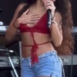 Jessie Reyez Instagram - Pulled my folks out to dance with me on stage 💃🏽💃🏽😂 This quick Lolla South America run is proving to be too much fun. In the words of my mother, 🫶🏽

Chile ✅
Argentina✅ 
Brazil comin up 

🎥@filonewsok