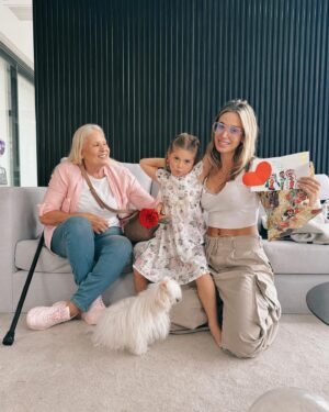 Jésica Cirio Instagram - MI CUMPLE 🎉 
Cada cumpleaños lo vivo con mucha alegría y gratitud. 🙏🏻

Para mí no es una fecha más, sino la oportunidad de celebrar la vida con la gente que forma parte de la mía. Mi hija, mis afectos, mis amigos y mi amor. Este año decido aprender de lo vivido y mirar hacia adelante y seguir construyendo mi camino como siempre lo hice.

Les comparto algunos momentos de mi festejo de hoy. 🥰