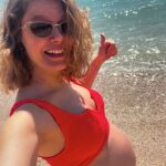 Burcu Biricik Instagram - Minikoyla ilk deniz ☀️🌸💃