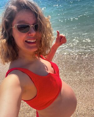 Burcu Biricik Instagram - Minikoyla ilk deniz ☀️🌸💃