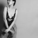 Anna-Maria Sieklucka Instagram - Drogie, czas, który teraz trwa jest bardzo ważny, dla Każdej i Każdego z nas, podkreślając tu Nas Kobiety, chcę powiedzieć, że mamy teraz możliwości do zmian, do ogromnych zmian. Czy chcemy trwać w tym, co od lat jest nam przypisywane? Czy chcemy być spychane i poddawane wiecznemu patriarchalnemu traktowaniu w każdym obszarze? Wiem,że na co dzień większość z nas nawet tego nie dostrzega, nie widzi-ja też łapię się na tym, że bardzo łatwo jest nie widzieć i nie zauważać, czegoś co jest naszą codziennością.Ile w nas mocy? Ile nas razem do tego, żeby zmienić rzeczywistość w której żyjemy?Ostatnie zdarzenia, te społeczne i prywatne w każdej sekundzie przypominają mi: AMA zmiana jest w Tobie. I od tego zacznij.Mam wokół siebie Kobiety, które są zdeterminowane i idą po swoje, a ja jestem ich ramieniem, jak i one moim.Dajmy sobie nawzajem wsparcie,podzielmy się swoim sercem i pokażmy, że nie jesteśmy obojętne na siebie.Niech od dziś nasze słowa będą słyszane i respektowane.To, że NIE znaczy NIE, a TAK znaczy TAK i nie ma nic pomiędzy.Zastanawiałyście się w ogóle dlaczego mężczyźni tego nie słyszą? Czy jak ścinam włosy, to znaczy, że robię to dla nich i oni mają prawo to oceniać? Czy jak zakładamy koronkową bieliznę to znaczy, że „pchamy się” do łóżka? Czy jak zakładamy szpilki to chcemy być bardziej sexy? Czy jak założymy krótką sukienkę to jesteśmy wyzywające? Czy jak się mocniej pomalujemy to chcemy się przypodobać? Bo odnoszę ostatnimi czasy takie wrażenie, że odbierane jest to jako zachętę do przeżycia wspólnych, seksualnych doznań-o ile w ogóle w słowniku mężczyzn jeśli chodzi o seks jest słowo WSPÓLNE.Mamy prawo wyrażać siebie tak, jak potrzebujemy.I to MY decydujemy o tym jakie dajemy przyzwolenie na traktowanie nas.Jednak w wielu wypadkach, poprzez strach (co uważam bierze się z głębokiego osadzenia w patriarchacie, często nieświadomego) godzimy się na te otaczającą rzeczywistość. Jest dokładnie tak, jak podpowiada nam intuicja.Wyrażajcie swoje NIE i swoje TAK, nie bojąc się tego, że ktoś Was oceni, nie zgodzi się z Waszym zdaniem, bądź będzie na siłę przekonywał do swoich racji.Wierzę w Naszą moc, coraz więcej z Nas się budzi i staje do swojej pełni 🤍