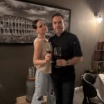 Fabiola Guajardo Instagram - Visita express a Miami, no podría perderme estar junto a @ferguajas en este día tan importante cumpliendo uno más de sus sueños, esta vez con la apertura de su restaurante @cidramiami un lugar lleno de sabor y mucho amor, que orgullo presumir y compartir noticias bonitas como esta. 
Felicidades Guapi!!! Eres un bonito ejemplo de que lo que sueñas lo puedes lograr!! Sé todo el corazón que le pusiste a esto!! ♥️

1. @dior 🧋✨
2. 💤
3. Entre tu vida y la mía 🎶
4. Late #2 por que llegué en vivo 👽
5. 🤳🏻 @ferguajas
6. Cuánto lleva de agua?? 
7. Uff Shrimp causa 🥂
8. Brindando con el que me aventaba zapatos a la cuna, la vida y sus vueltas 🤣
9. 😮‍💨 @cidramiami 
10. Foto con el 👨🏻‍🍳! Atención personalizada 5 ⭐️
