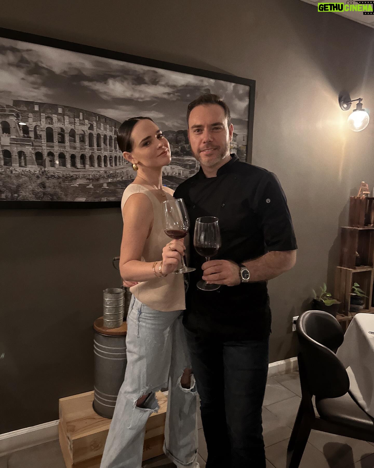Fabiola Guajardo Instagram - Visita express a Miami, no podría perderme estar junto a @ferguajas en este día tan importante cumpliendo uno más de sus sueños, esta vez con la apertura de su restaurante @cidramiami un lugar lleno de sabor y mucho amor, que orgullo presumir y compartir noticias bonitas como esta.
Felicidades Guapi!!! Eres un bonito ejemplo de que lo que sueñas lo puedes lograr!! Sé todo el corazón que le pusiste a esto!! ♥️
1. @dior 🧋✨
2. 💤
3. Entre tu vida y la mía 🎶
4. Late #2 por que llegué en vivo 👽
5. 🤳🏻 @ferguajas
6. Cuánto lleva de agua??
7. Uff Shrimp causa 🥂
8. Brindando con el que me aventaba zapatos a la cuna, la vida y sus vueltas 🤣
9. 😮💨 @cidramiami
10. Foto con el 👨🏻🍳! Atención personalizada 5 ⭐️