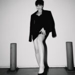 Anna-Maria Sieklucka Instagram – Każdy z nas czasem potrzebuje „back to black”, by wyciągnąć moc płynącą z sumy osobistych doświadczeń- moc, która drzemie w naszym środku. Potrzeba odwagi, by zanurzyć się w melodii wewnętrznego głosu, by wsłuchać się w ciszę, która wskaże kolejny krok. #amywinehouse była niezwykłą Istotą, która w moim odbiorze – poprzez brak miłości do siebie samej i wewnętrzne zagubienie, nie umiała odnaleźć się w świecie, który istniał poza jej muzyką. Jej twórczość porusza do głębi, zapiera dech i kiedy znamy jej pełną historię – niekiedy brakuje nam tchu – mnie na pewno, bo wymiar cierpienia, na które się zdecydowała jest porażający. Historia ukazana w filmie „back to black” jest ujęta bardzo barwnie, jednak nie oddaje prawdziwego wymiaru jej życia. Czuję ogromny niedosyt, polecam Wam zobaczyć dokument o życiu tej Ikony. @marisaabela_ w tej roli jest magnetyzująca. Czapki z głów!

Bardzo dziękuję @lubiekino_ za zaproszenie 🤍
.
.
.
#backtoblack #amywinehouse #premiere #movie 

📸 @ivaschuk.r 
💄 @horeshko__ 
👗 @konradgodlewski