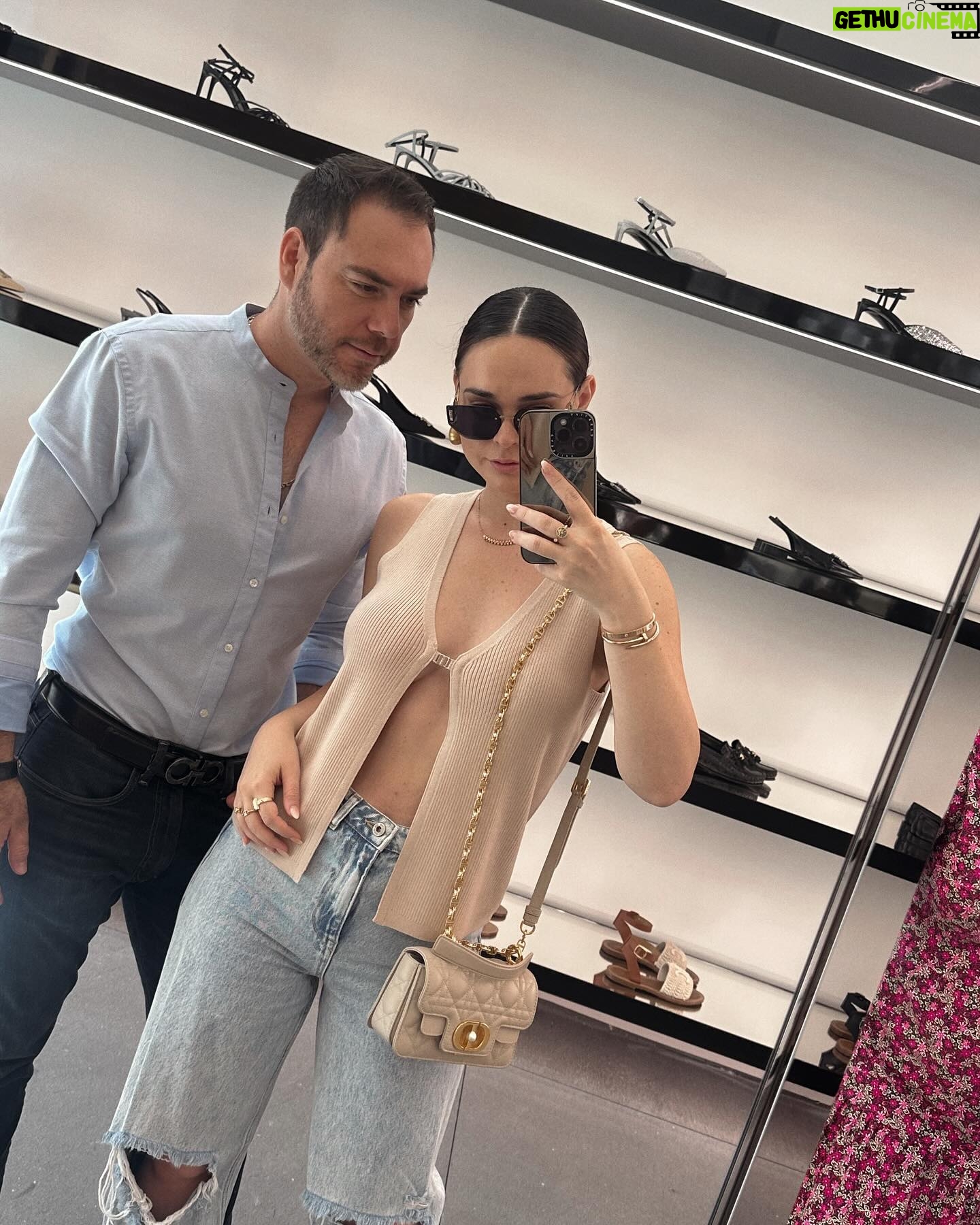 Fabiola Guajardo Instagram - Visita express a Miami, no podría perderme estar junto a @ferguajas en este día tan importante cumpliendo uno más de sus sueños, esta vez con la apertura de su restaurante @cidramiami un lugar lleno de sabor y mucho amor, que orgullo presumir y compartir noticias bonitas como esta.
Felicidades Guapi!!! Eres un bonito ejemplo de que lo que sueñas lo puedes lograr!! Sé todo el corazón que le pusiste a esto!! ♥️
1. @dior 🧋✨
2. 💤
3. Entre tu vida y la mía 🎶
4. Late #2 por que llegué en vivo 👽
5. 🤳🏻 @ferguajas
6. Cuánto lleva de agua??
7. Uff Shrimp causa 🥂
8. Brindando con el que me aventaba zapatos a la cuna, la vida y sus vueltas 🤣
9. 😮💨 @cidramiami
10. Foto con el 👨🏻🍳! Atención personalizada 5 ⭐️