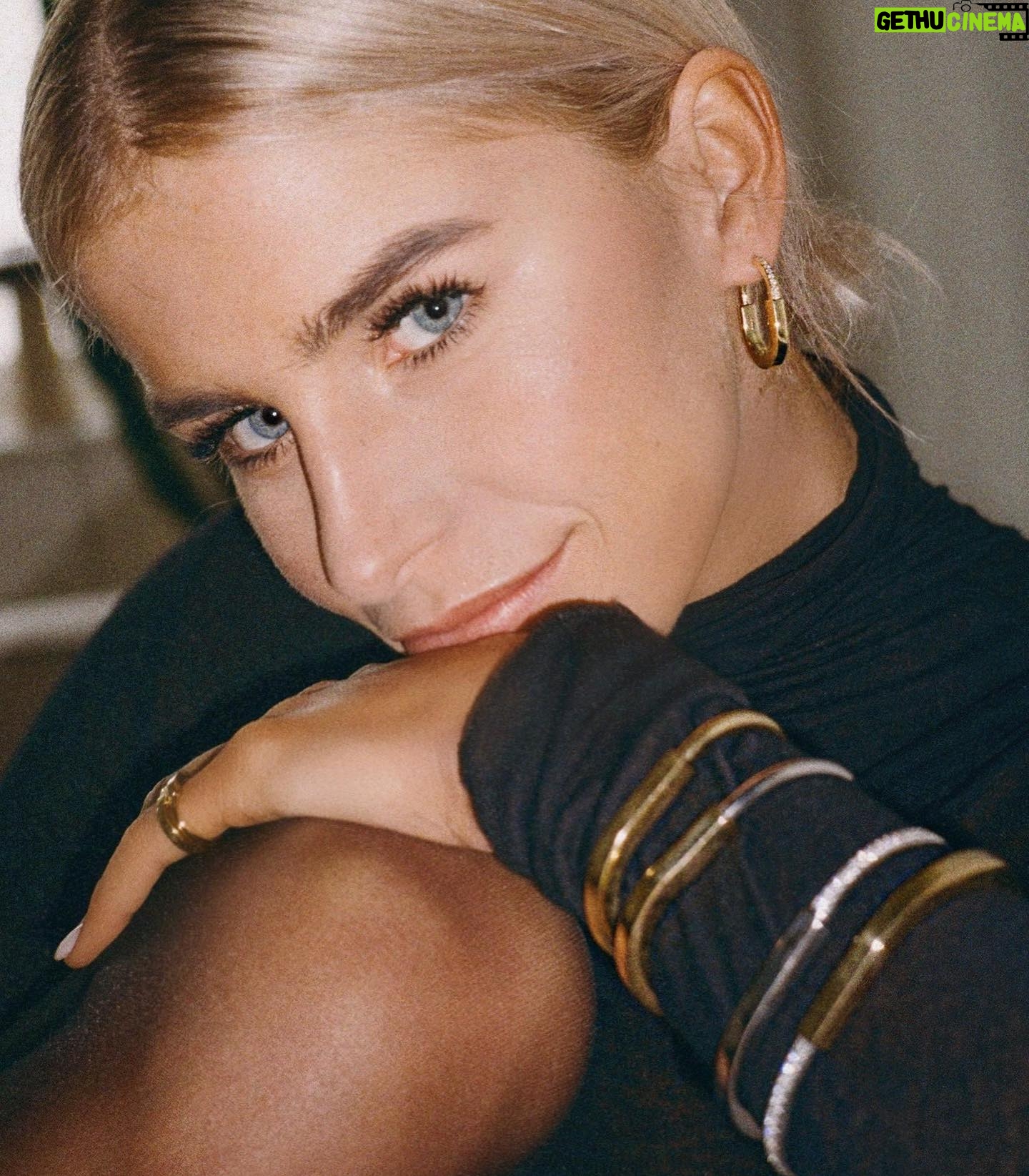 Caro Daur Instagram - Anzeige // locked in every aspect ;) no keys required - @tiffanyandco #tiffanyicons #tiffanyandco