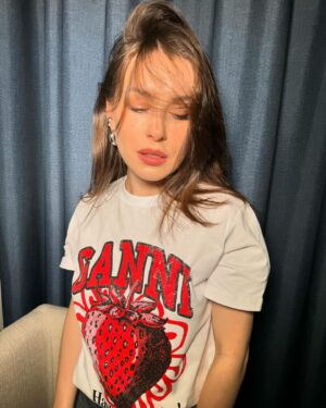 Anna-Maria Sieklucka Instagram - Your soul knows when it’s time to close the chapter - bye bye my long hair era ✌🏻 I’m so ready for the woman I have become 🤍
.
.
.
#mixofme #new #newchapter #newera