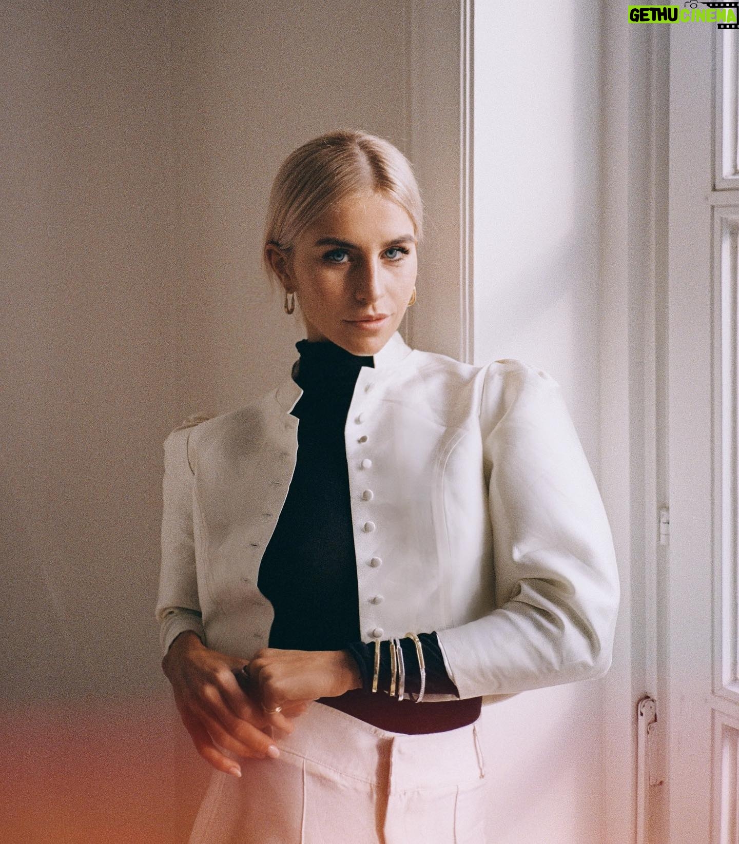Caro Daur Instagram - Anzeige // locked in every aspect ;) no keys required - @tiffanyandco #tiffanyicons #tiffanyandco