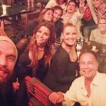 Aleida Núñez Instagram - Mi querido Nicandro Díaz descansa en Paz…🙏✨siento una profunda tristeza por esta despedida inesperada fueron más de 6 producciones que participé como actriz en tus telenovelas siendo apenas hace pocos meses Un Golpe de Suerte tu última producción. Estaré eternamente agradecida por tu amistad, generosidad y carisma especial. Gracias por tanto. 🙏✨🙌(foto en la cena después de que terminamos de grabar Hasta el fin del mundo) Pronta resignación para tu familia🙌