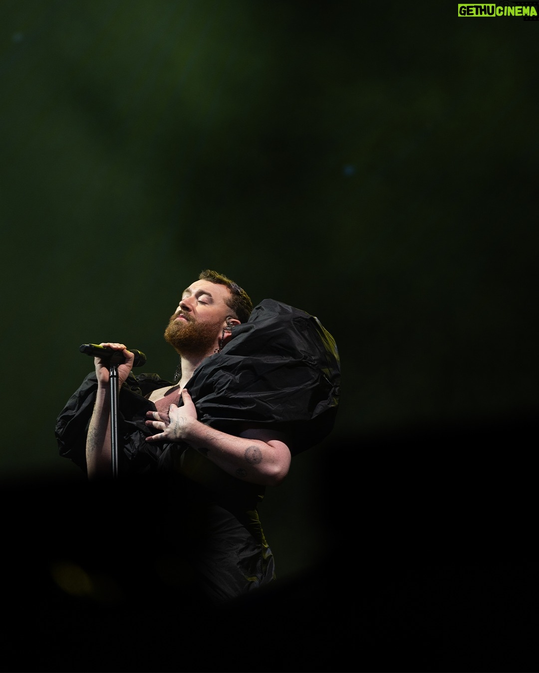 Vivienne Westwood Instagram - “It’s been a great experience for me and everybody at Westwood to get to know Sam and to make the looks for the Blackout shows …. Sam has such good energy and I am pleased above all to have become a friend ….
Wishing them a fantastic start in south America…..”
- @ndreaskronthaler
@Samsmith is enveloped in voluminous black silk taffeta with cascading train and jet black Chloris bow earrings.
GLORIA: The Blackout continues across South America before heading to Europe.