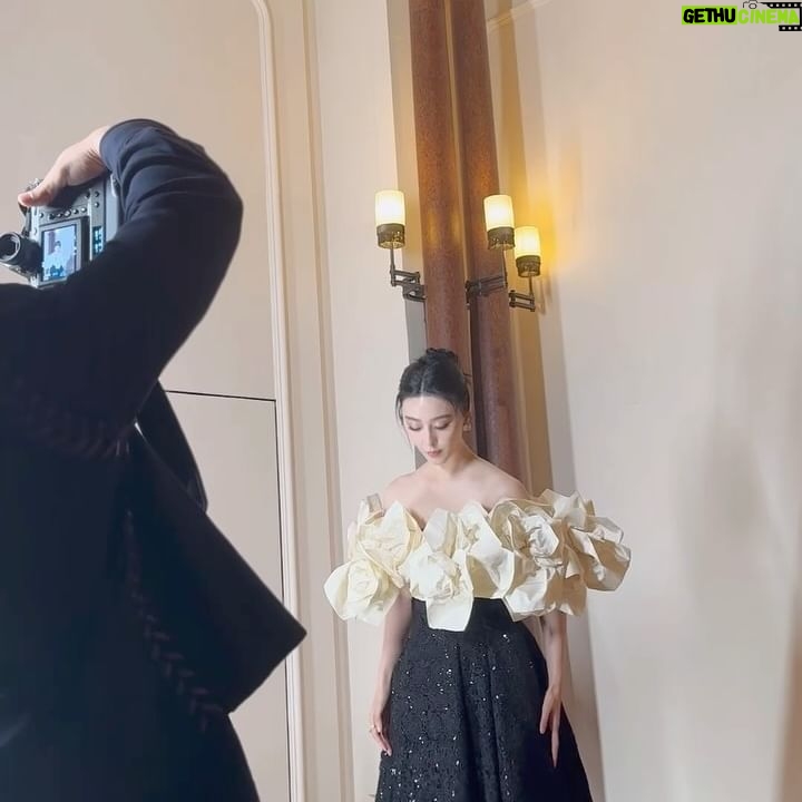 Fan Bingbing Instagram - In the spirit of giving at The Children Ball in @rosewoodhongkong. 🫶 @wempfoundation @nakedheartfoundation @adriancheng @natasupernova
Dress: @richardquinn Fall/Winter 2024, coordinated by @wishgui3
HMU: @huyiyin8
Photography: @shayneyzs
PR & Management: @jerseychong