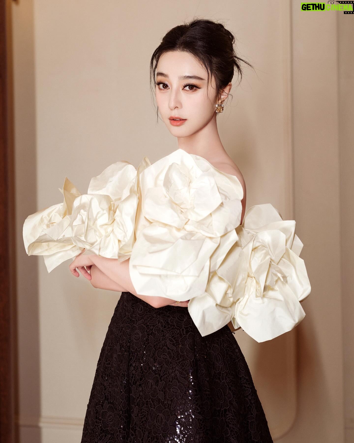 Fan Bingbing Instagram - In the spirit of giving at The Children Ball in @rosewoodhongkong. 🫶 @wempfoundation @nakedheartfoundation @adriancheng @natasupernova
Dress: @richardquinn Fall/Winter 2024, coordinated by @wishgui3
HMU: @huyiyin8
Photography: @shayneyzs
PR & Management: @jerseychong