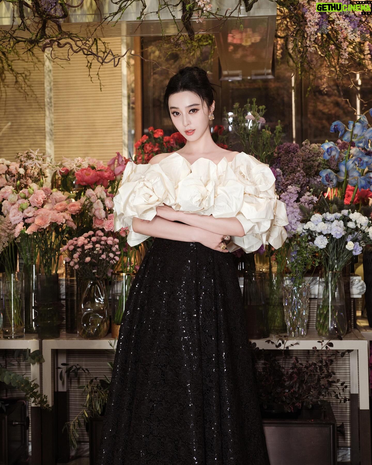 Fan Bingbing Instagram - In the spirit of giving at The Children Ball in @rosewoodhongkong. 🫶 @wempfoundation @nakedheartfoundation @adriancheng @natasupernova
Dress: @richardquinn Fall/Winter 2024, coordinated by @wishgui3
HMU: @huyiyin8
Photography: @shayneyzs
PR & Management: @jerseychong