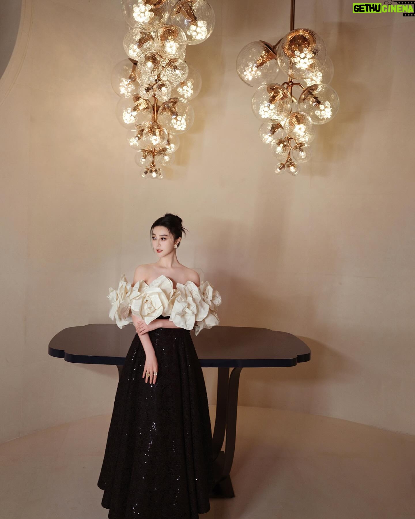 Fan Bingbing Instagram - In the spirit of giving at The Children Ball in @rosewoodhongkong. 🫶 @wempfoundation @nakedheartfoundation @adriancheng @natasupernova
Dress: @richardquinn Fall/Winter 2024, coordinated by @wishgui3
HMU: @huyiyin8
Photography: @shayneyzs
PR & Management: @jerseychong