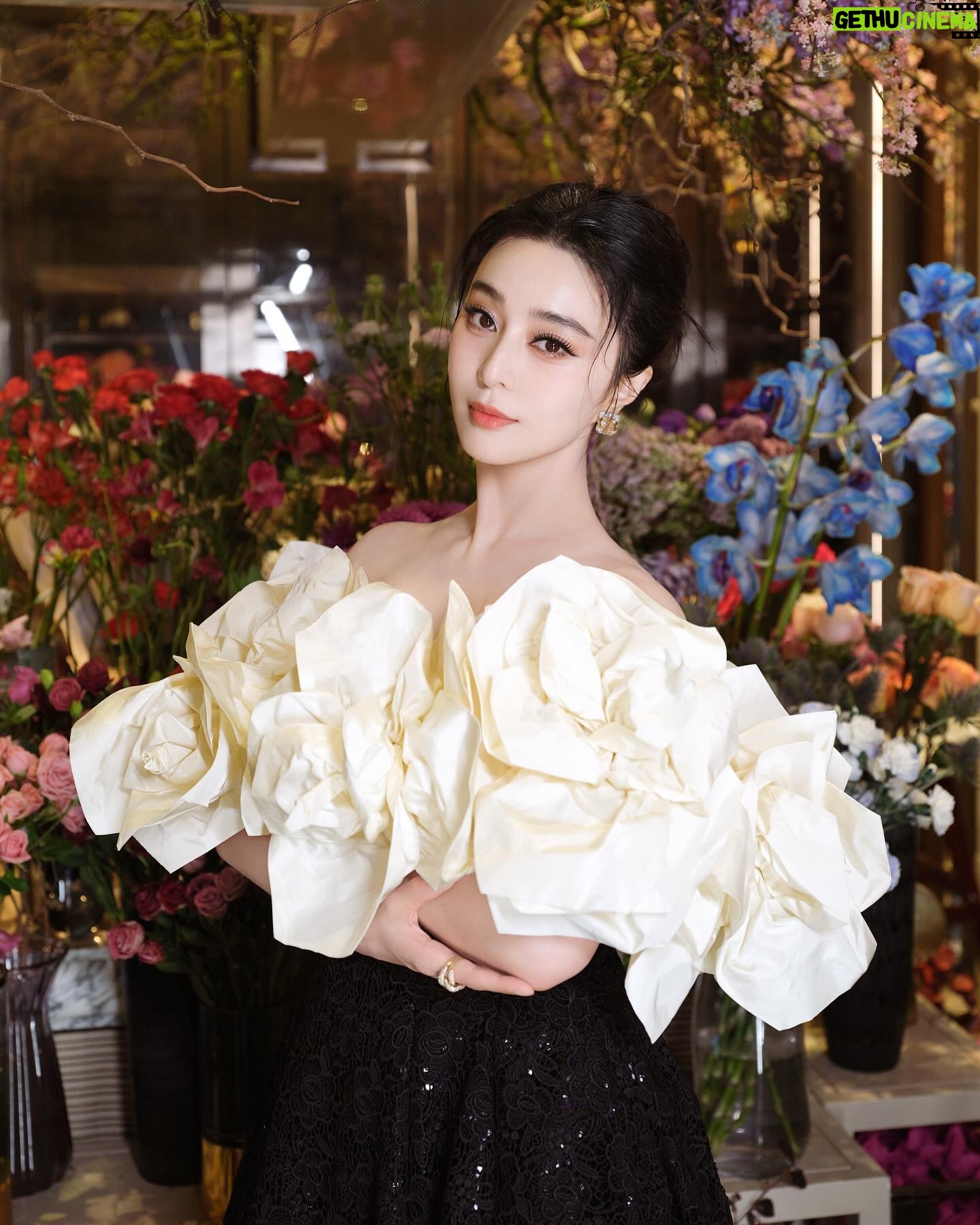 Fan Bingbing Instagram - In the spirit of giving at The Children Ball in @rosewoodhongkong. 🫶 @wempfoundation @nakedheartfoundation @adriancheng @natasupernova
Dress: @richardquinn Fall/Winter 2024, coordinated by @wishgui3
HMU: @huyiyin8
Photography: @shayneyzs
PR & Management: @jerseychong