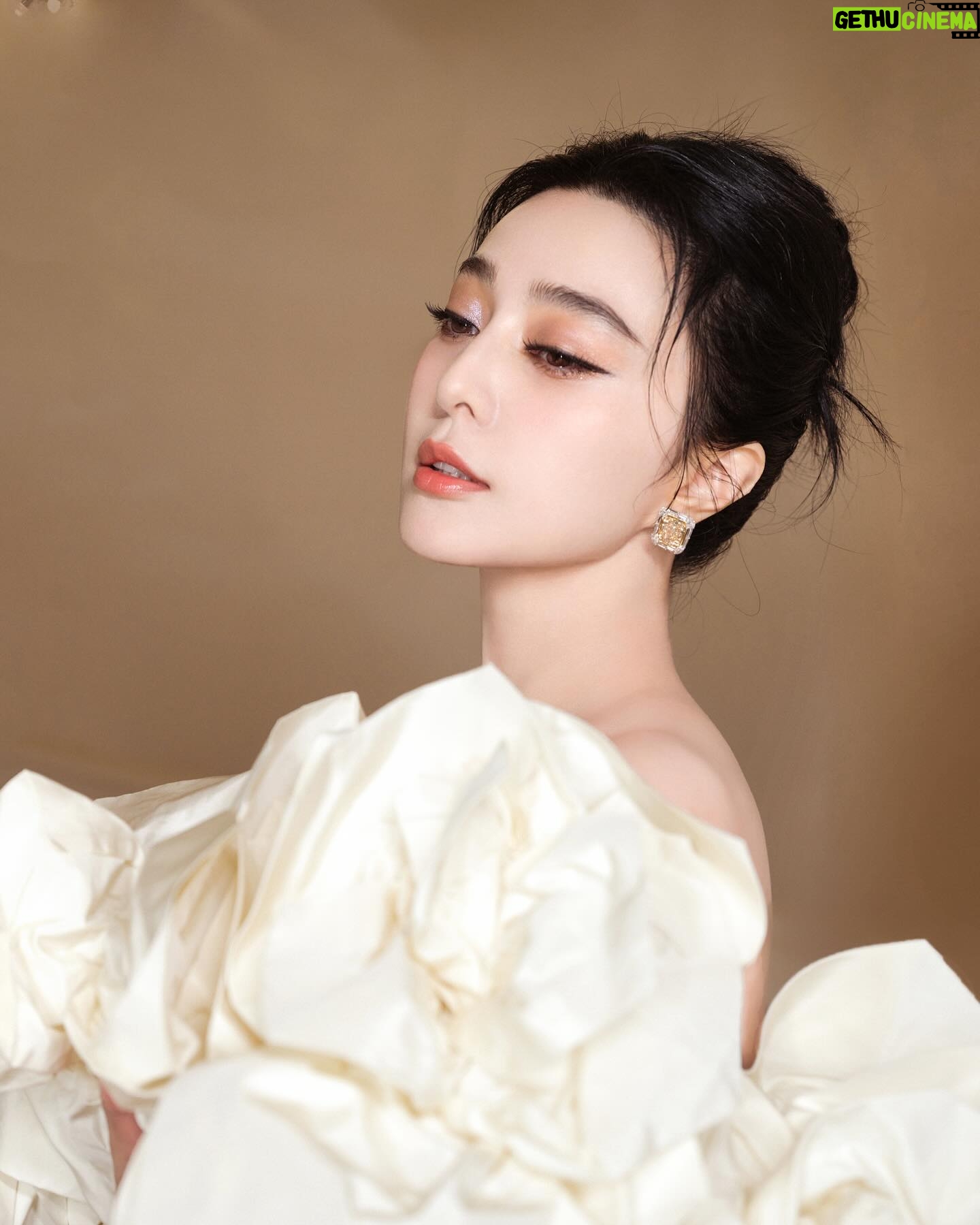 Fan Bingbing Instagram - In the spirit of giving at The Children Ball in @rosewoodhongkong. 🫶 @wempfoundation @nakedheartfoundation @adriancheng @natasupernova
Dress: @richardquinn Fall/Winter 2024, coordinated by @wishgui3
HMU: @huyiyin8
Photography: @shayneyzs
PR & Management: @jerseychong