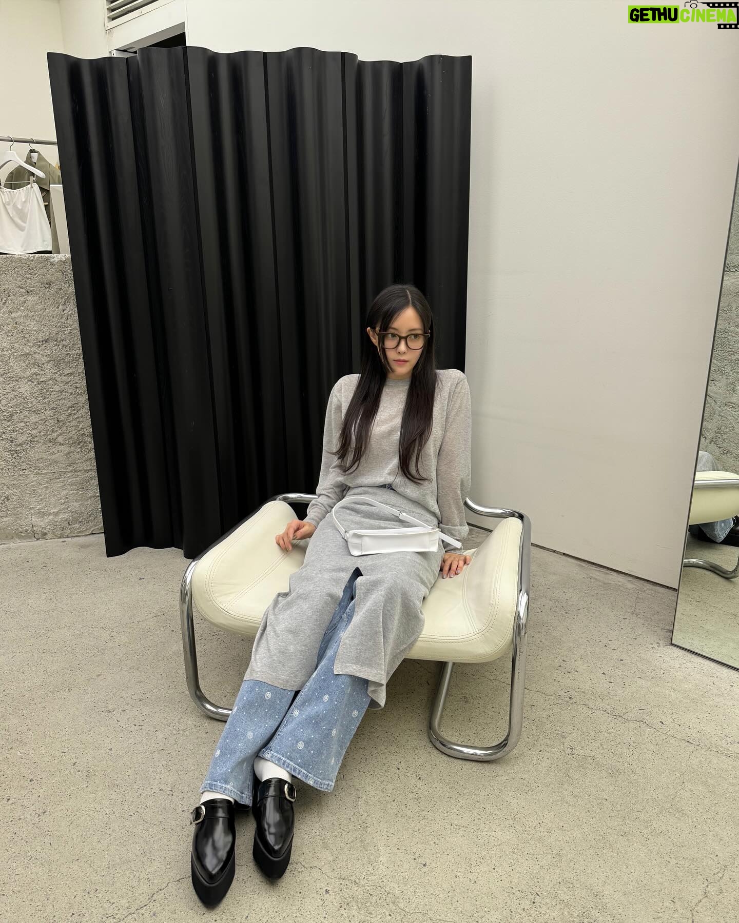 Hyomin Instagram - 올 봄 나의 문신이자 분신이 되어줄 스커트를 찾았다네 신이난다네 ♪