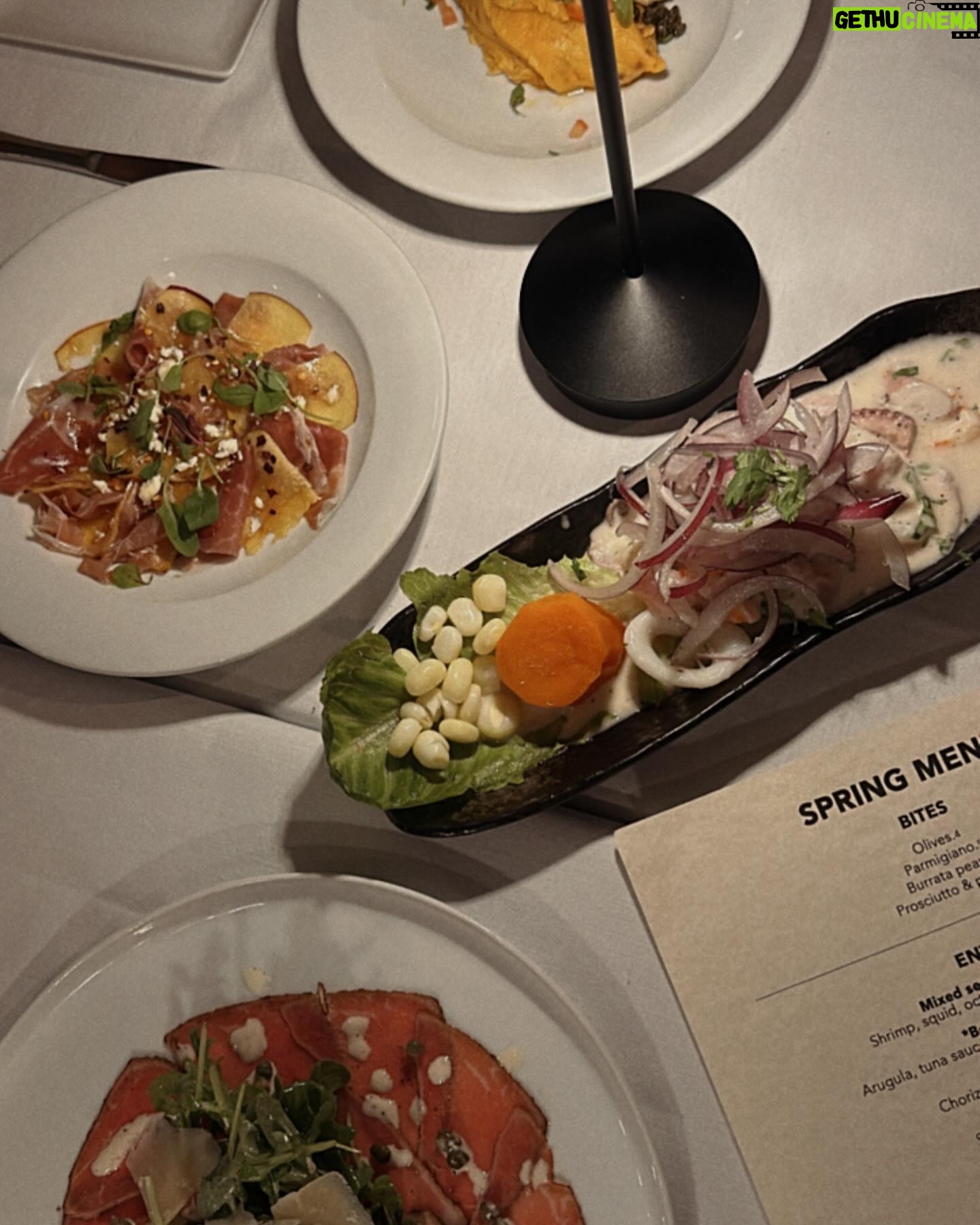 Fabiola Guajardo Instagram - Visita express a Miami, no podría perderme estar junto a @ferguajas en este día tan importante cumpliendo uno más de sus sueños, esta vez con la apertura de su restaurante @cidramiami un lugar lleno de sabor y mucho amor, que orgullo presumir y compartir noticias bonitas como esta.
Felicidades Guapi!!! Eres un bonito ejemplo de que lo que sueñas lo puedes lograr!! Sé todo el corazón que le pusiste a esto!! ♥️
1. @dior 🧋✨
2. 💤
3. Entre tu vida y la mía 🎶
4. Late #2 por que llegué en vivo 👽
5. 🤳🏻 @ferguajas
6. Cuánto lleva de agua??
7. Uff Shrimp causa 🥂
8. Brindando con el que me aventaba zapatos a la cuna, la vida y sus vueltas 🤣
9. 😮💨 @cidramiami
10. Foto con el 👨🏻🍳! Atención personalizada 5 ⭐️