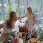 Jésica Cirio Instagram - MI CUMPLE 🎉 
Cada cumpleaños lo vivo con mucha alegría y gratitud. 🙏🏻

Para mí no es una fecha más, sino la oportunidad de celebrar la vida con la gente que forma parte de la mía. Mi hija, mis afectos, mis amigos y mi amor. Este año decido aprender de lo vivido y mirar hacia adelante y seguir construyendo mi camino como siempre lo hice.

Les comparto algunos momentos de mi festejo de hoy. 🥰