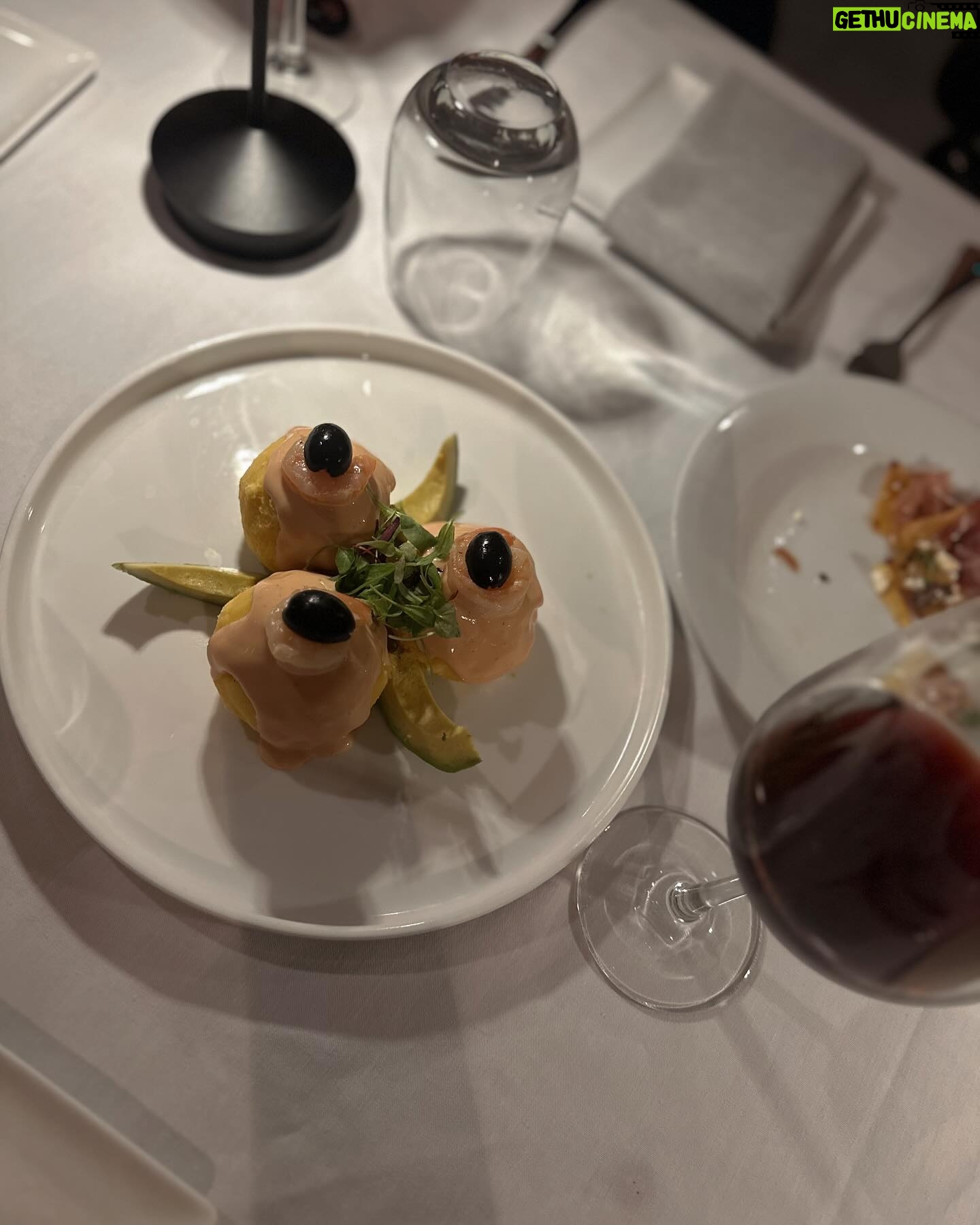 Fabiola Guajardo Instagram - Visita express a Miami, no podría perderme estar junto a @ferguajas en este día tan importante cumpliendo uno más de sus sueños, esta vez con la apertura de su restaurante @cidramiami un lugar lleno de sabor y mucho amor, que orgullo presumir y compartir noticias bonitas como esta.
Felicidades Guapi!!! Eres un bonito ejemplo de que lo que sueñas lo puedes lograr!! Sé todo el corazón que le pusiste a esto!! ♥️
1. @dior 🧋✨
2. 💤
3. Entre tu vida y la mía 🎶
4. Late #2 por que llegué en vivo 👽
5. 🤳🏻 @ferguajas
6. Cuánto lleva de agua??
7. Uff Shrimp causa 🥂
8. Brindando con el que me aventaba zapatos a la cuna, la vida y sus vueltas 🤣
9. 😮💨 @cidramiami
10. Foto con el 👨🏻🍳! Atención personalizada 5 ⭐️