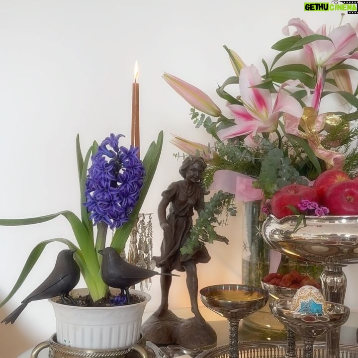 Sare Bayat Instagram - .
حتما جایی به درگاه خدا،دلی را به دست آورده ام که دعایم کرده است.
شاید دعایم کرده که امسال تمام اعضای خانواده ام،سلامت،در وطنم در آغوشم باشند و این تمام آن چیزیست که می خواهم و برایتان آرزومندم.
یاران شریف سرزمین اصیلم،نوروز ایرانی خجسته باد.
الهی امسال بهترین سال عمرتون باشه،،،
الهی تنها اشک زندگیتون،اشک شوق باشه،،،🕊️