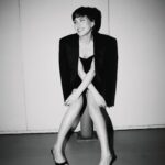 Anna-Maria Sieklucka Instagram – Każdy z nas czasem potrzebuje „back to black”, by wyciągnąć moc płynącą z sumy osobistych doświadczeń- moc, która drzemie w naszym środku. Potrzeba odwagi, by zanurzyć się w melodii wewnętrznego głosu, by wsłuchać się w ciszę, która wskaże kolejny krok. #amywinehouse była niezwykłą Istotą, która w moim odbiorze – poprzez brak miłości do siebie samej i wewnętrzne zagubienie, nie umiała odnaleźć się w świecie, który istniał poza jej muzyką. Jej twórczość porusza do głębi, zapiera dech i kiedy znamy jej pełną historię – niekiedy brakuje nam tchu – mnie na pewno, bo wymiar cierpienia, na które się zdecydowała jest porażający. Historia ukazana w filmie „back to black” jest ujęta bardzo barwnie, jednak nie oddaje prawdziwego wymiaru jej życia. Czuję ogromny niedosyt, polecam Wam zobaczyć dokument o życiu tej Ikony. @marisaabela_ w tej roli jest magnetyzująca. Czapki z głów!

Bardzo dziękuję @lubiekino_ za zaproszenie 🤍
.
.
.
#backtoblack #amywinehouse #premiere #movie 

📸 @ivaschuk.r 
💄 @horeshko__ 
👗 @konradgodlewski