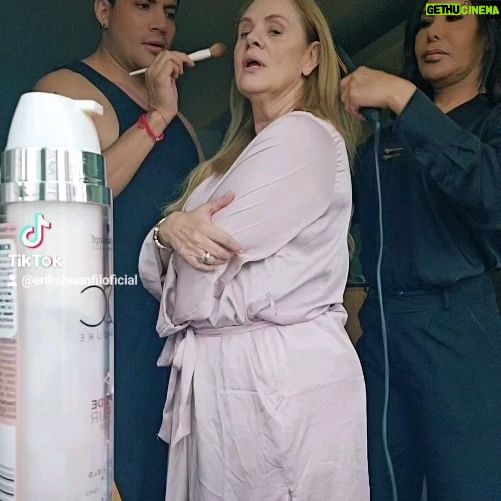 Erika Buenfil Instagram - Trabajando no me dejan jugar @aleamayamakeup @victorkhun @vicoguadarrama jajaja 😂