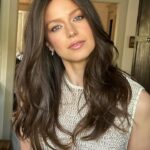Melissa Benoist Instagram – Made up for the @jenniferhudsonshow to talk #thegirlsonthebus 🙌 episode 3 is streaming now! @streamonmax 

@davestanwell @jennakristina @thomascarterphillips
