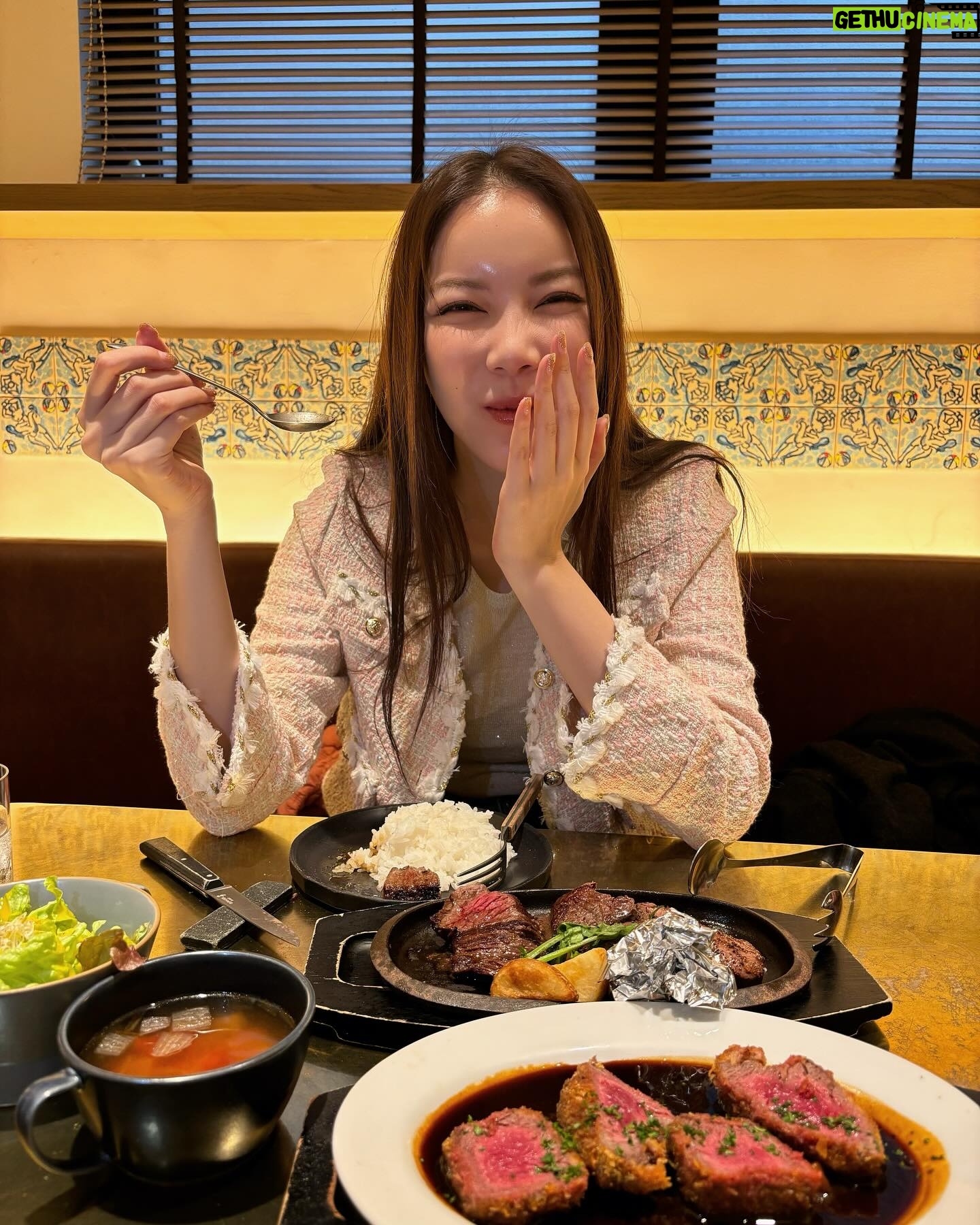 Worranit Thawornwong Instagram - 😘🤎🥩