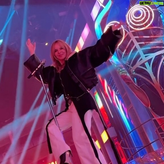 Kylie Minogue Instagram - Oh, nothing to see here, just about to go up on a high telescopic lift to Padam 😬😅
Let me tell you … that lift was HIGH and WOBBLY 😵💫